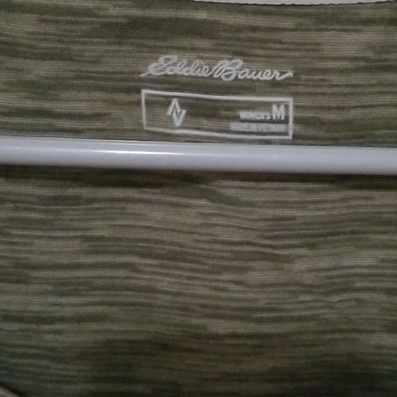 ⭐5/$20⭐U neck tee - Picture 2 of 3